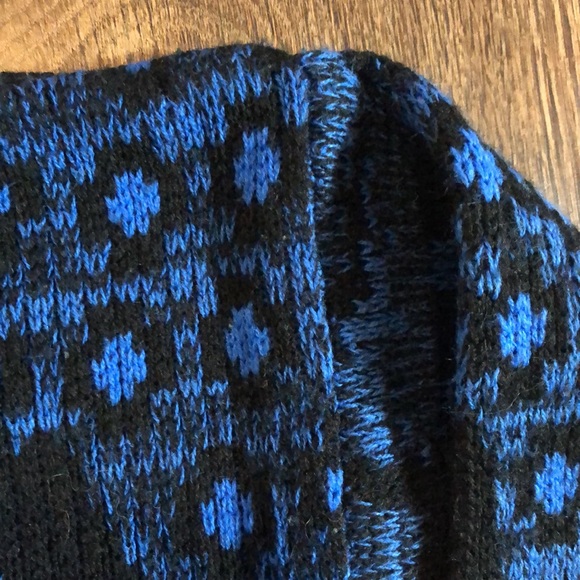 Vintage Patterned Knit Sweater. - Picture 13 of 13